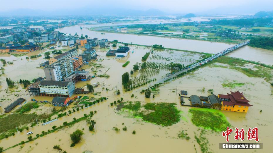 臺風(fēng)“鲇魚”帶來超強(qiáng)降雨 航拍浙江溫州受災(zāi)現(xiàn)場