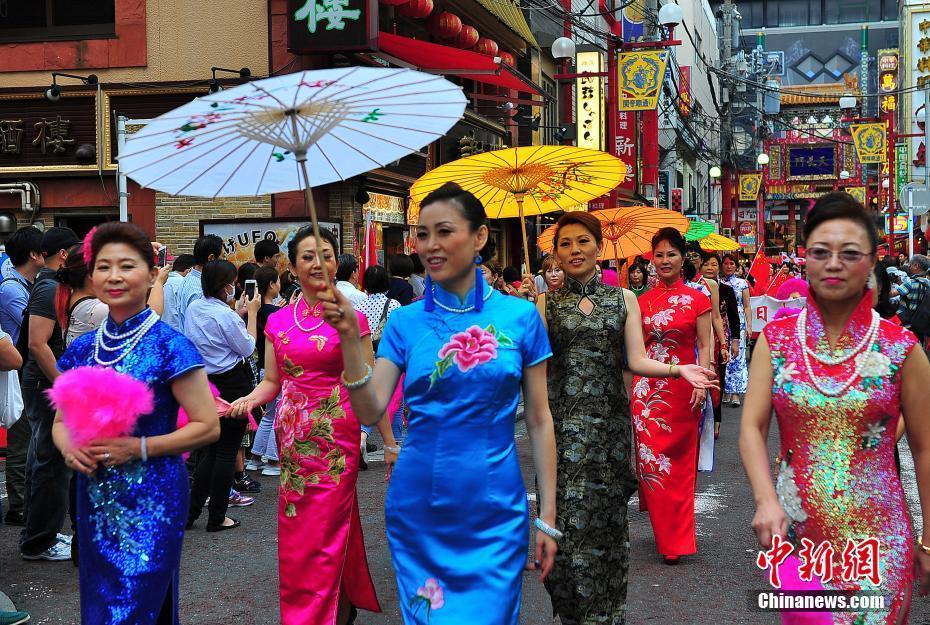 日本横滨侨胞中华街游行欢庆国庆