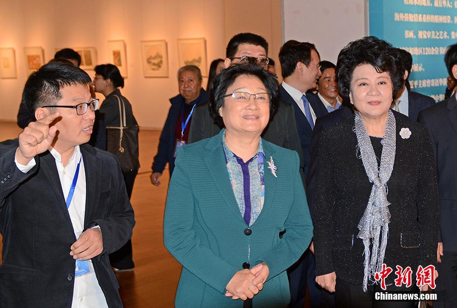 全国政协副主席李海峰参观第二届全球华人书画展