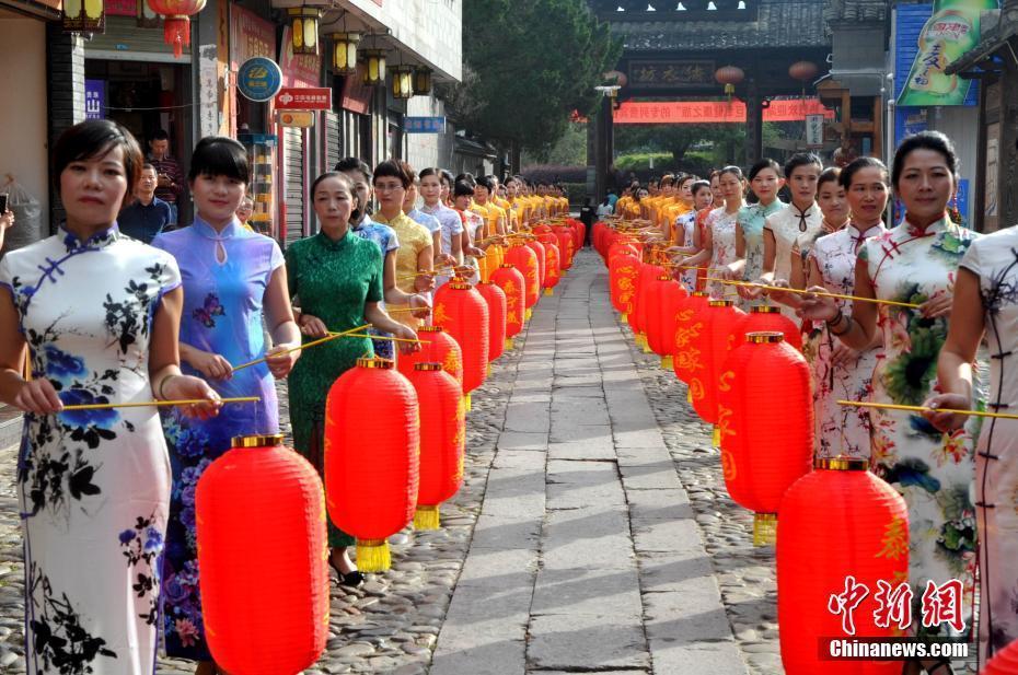 兩岸旗袍愛(ài)好者明代古街走秀