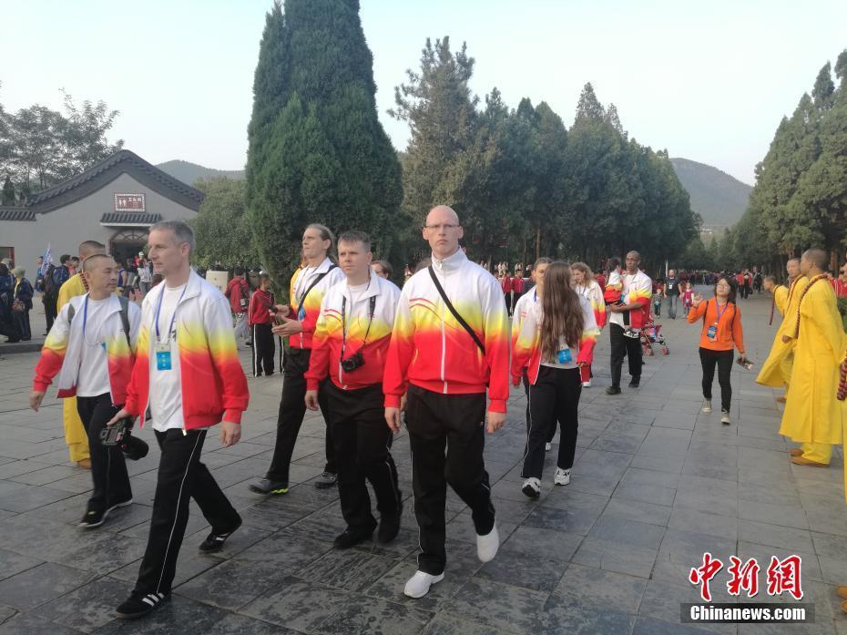 外賓抱團(tuán)逛少林武術(shù)節(jié) 觀看中國功夫表演