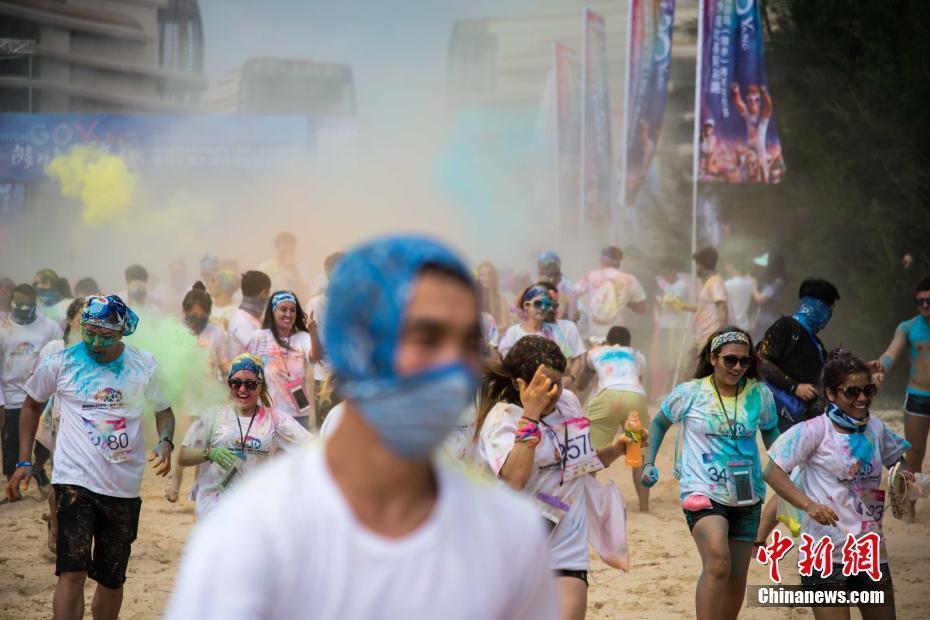 海南陵水狂歡節(jié)開幕 千名中外青年沙灘彩虹跑