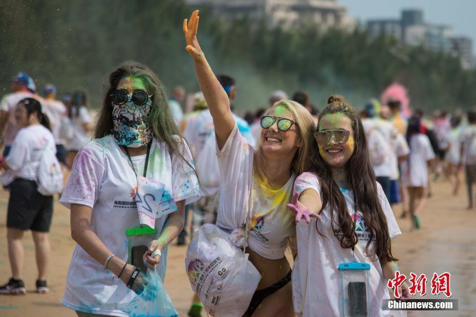 海南陵水狂歡節(jié)開幕 千名中外青年沙灘彩虹跑