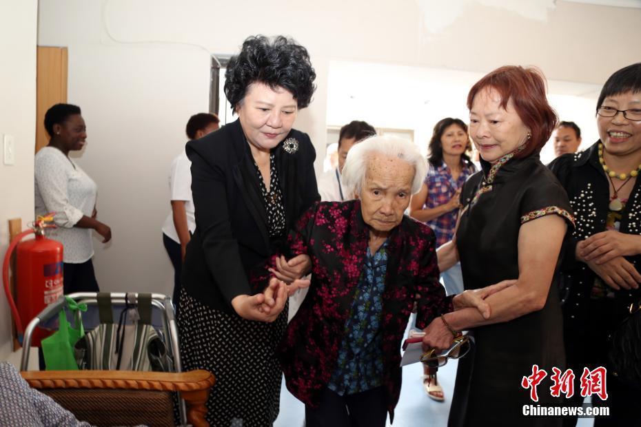 國僑辦主任裘援平看望康寧養(yǎng)老院108歲老人