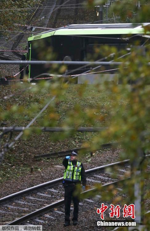 英國(guó)倫敦南部發(fā)生輕軌翻車事故