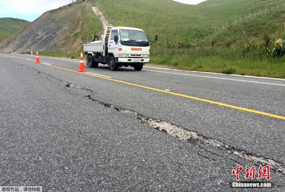 新西蘭發(fā)生強震 致地面嚴重開裂