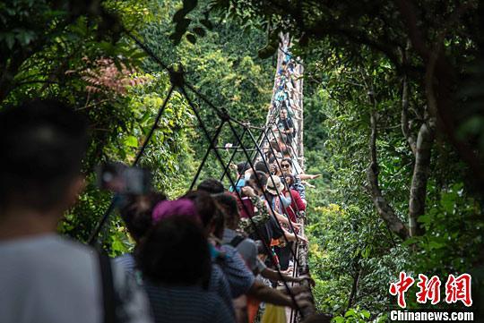 海南迎來旅游旺季 度假勝地三亞游人如織