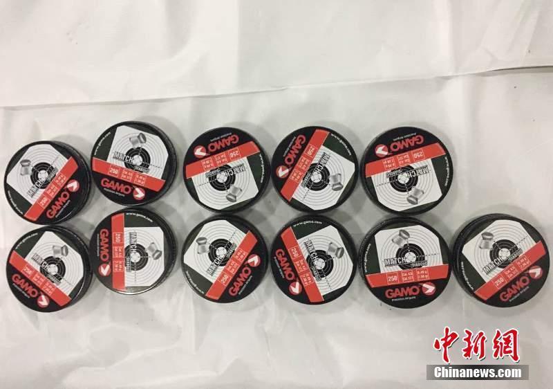 香港男子入關(guān)背22把“氣動力槍”鉛制子彈數(shù)千發(fā)