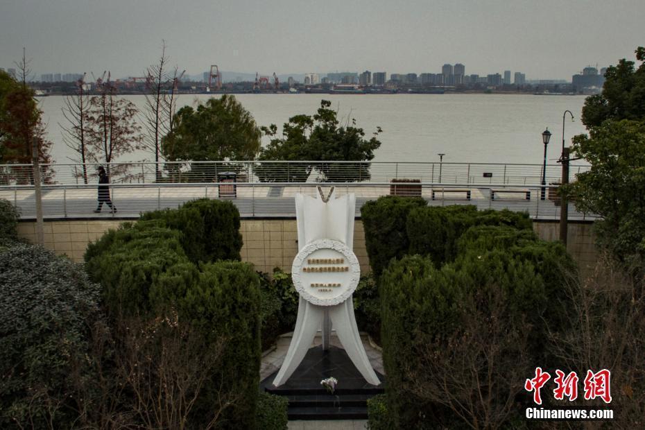 南京大屠殺叢葬地紀(jì)念碑“無聲”控訴日軍罪行