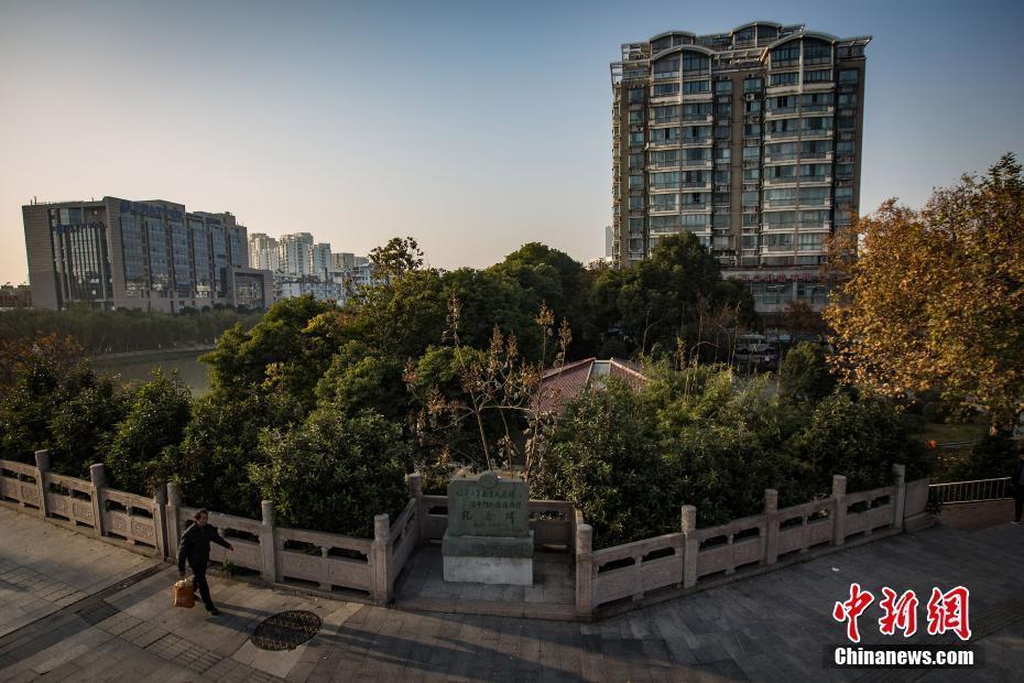 南京大屠殺叢葬地紀念碑“無聲”控訴日軍罪行