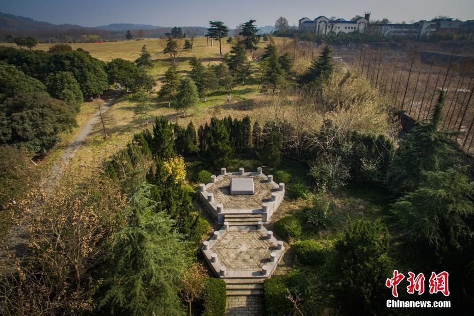南京大屠殺叢葬地紀念碑“無聲”控訴日軍罪行