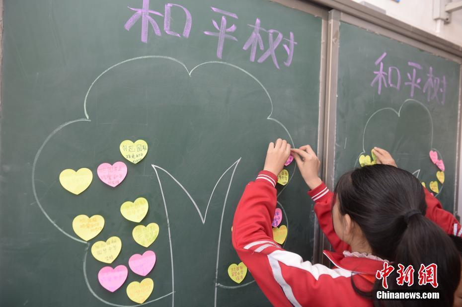 國(guó)家公祭日 呼和浩特小學(xué)生緬懷先烈