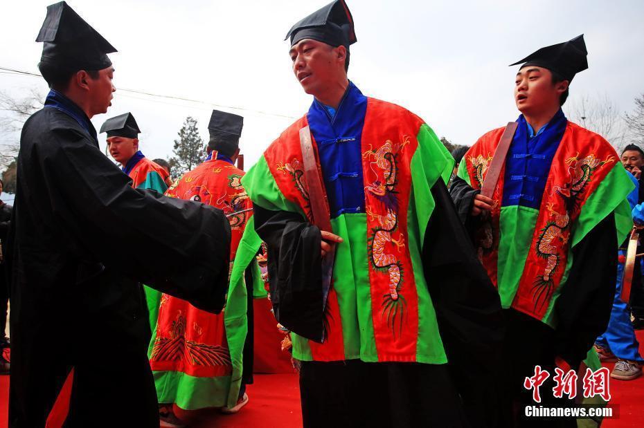 守護(hù)土家族祭祀民俗的年輕祭師