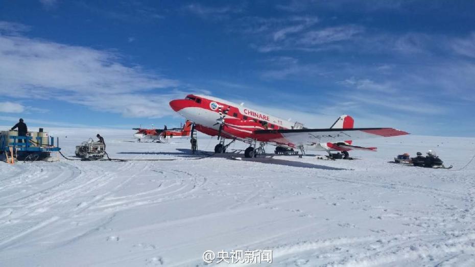 中国飞机首降南极冰盖之巅