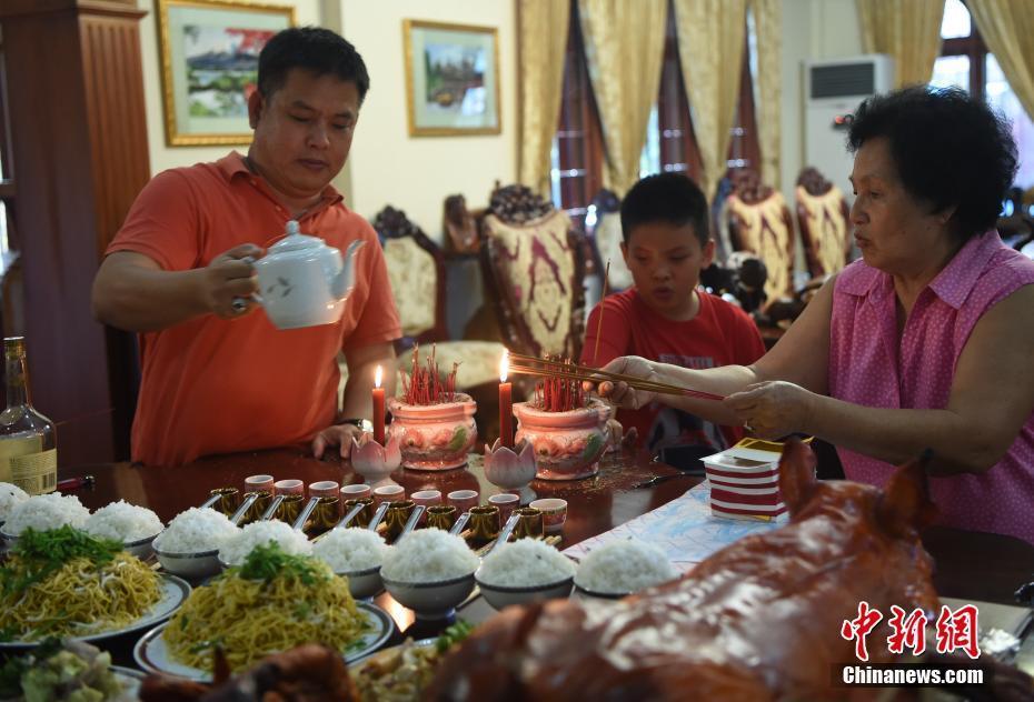 “年夜飯”成“中午團(tuán)圓飯”的柬埔寨華裔家人