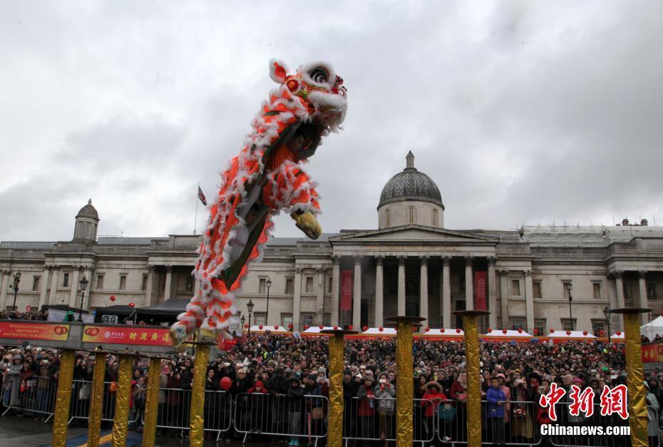 倫敦舉辦盛大慶典喜迎雞年春節(jié) 花車巡游吸引無數(shù)觀眾