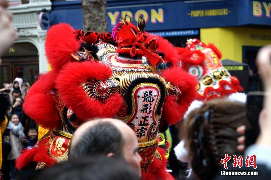 倫敦舉辦盛大慶典喜迎雞年春節(jié) 花車巡游吸引無數(shù)觀眾