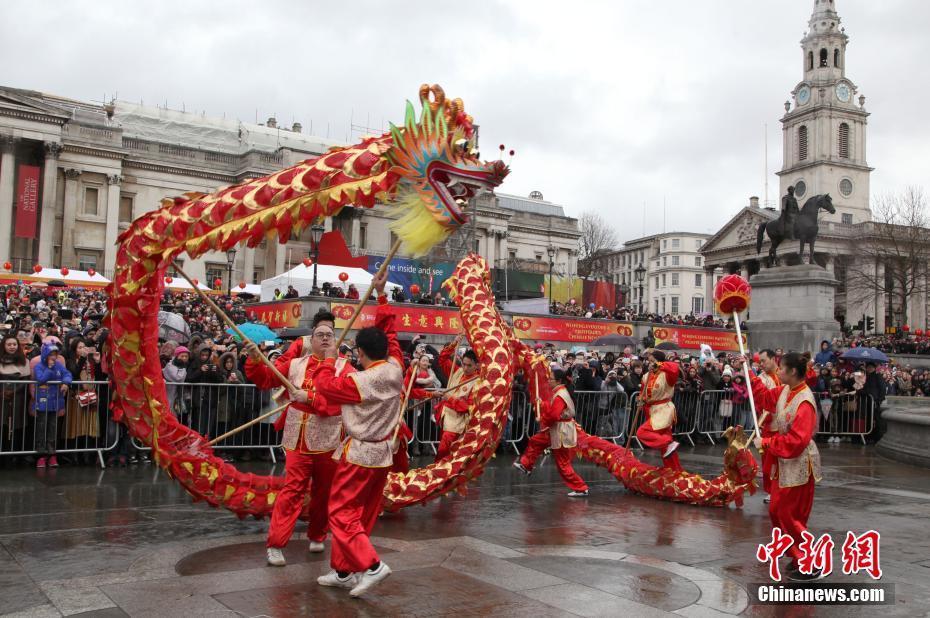 倫敦舉辦盛大慶典喜迎雞年春節(jié) 花車巡游吸引無數(shù)觀眾