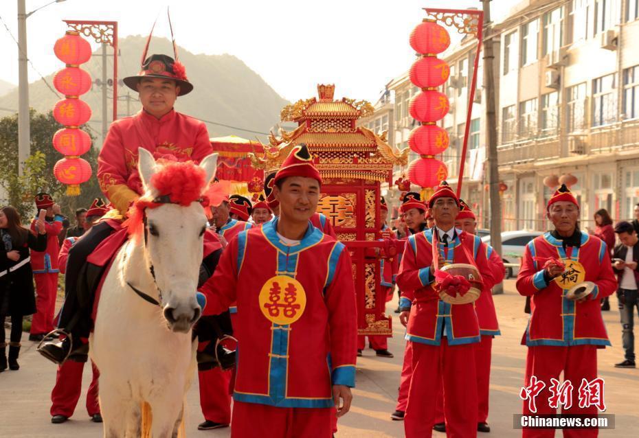 浙江臺州傳統(tǒng)花轎迎新娘引市民駐足拍照