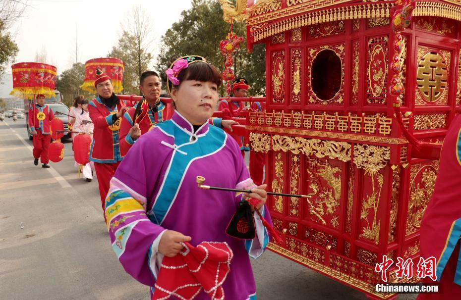 浙江臺州傳統(tǒng)花轎迎新娘引市民駐足拍照