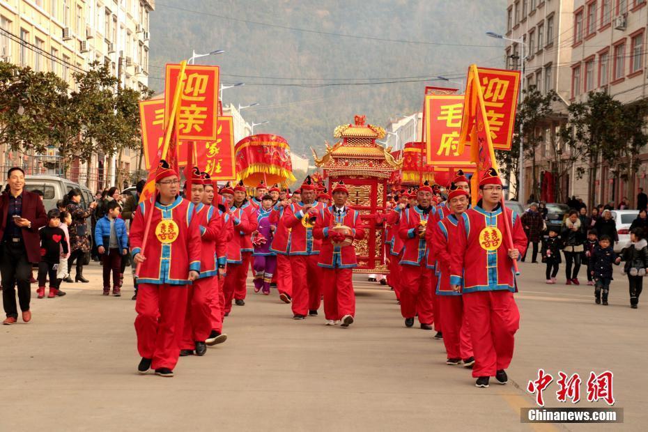 浙江臺州傳統(tǒng)花轎迎新娘引市民駐足拍照