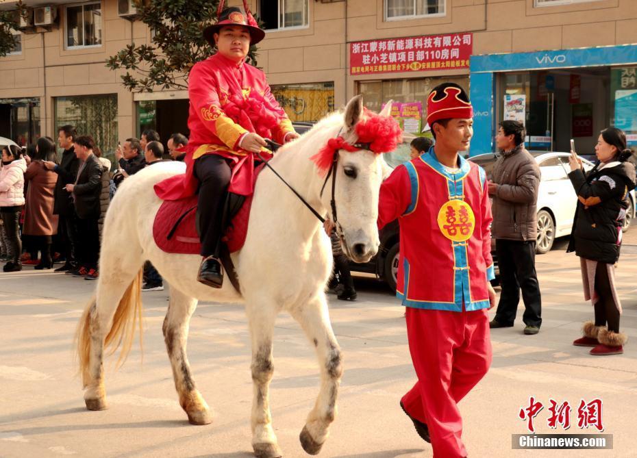 浙江臺州傳統(tǒng)花轎迎新娘引市民駐足拍照