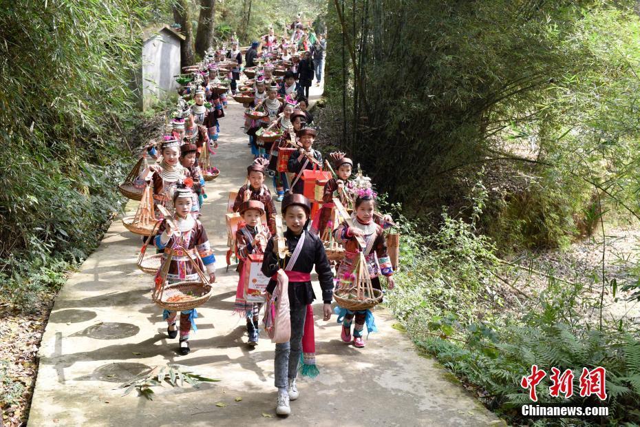 廣西侗鄉(xiāng)演繹傳統(tǒng)民俗 百人挑禮送新生兒回娘家