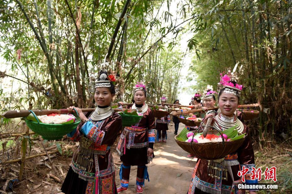 廣西侗鄉(xiāng)演繹傳統(tǒng)民俗 百人挑禮送新生兒回娘家