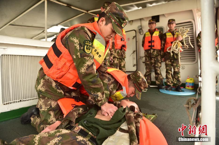 福建海警開展模擬海上實(shí)戰(zhàn)練兵