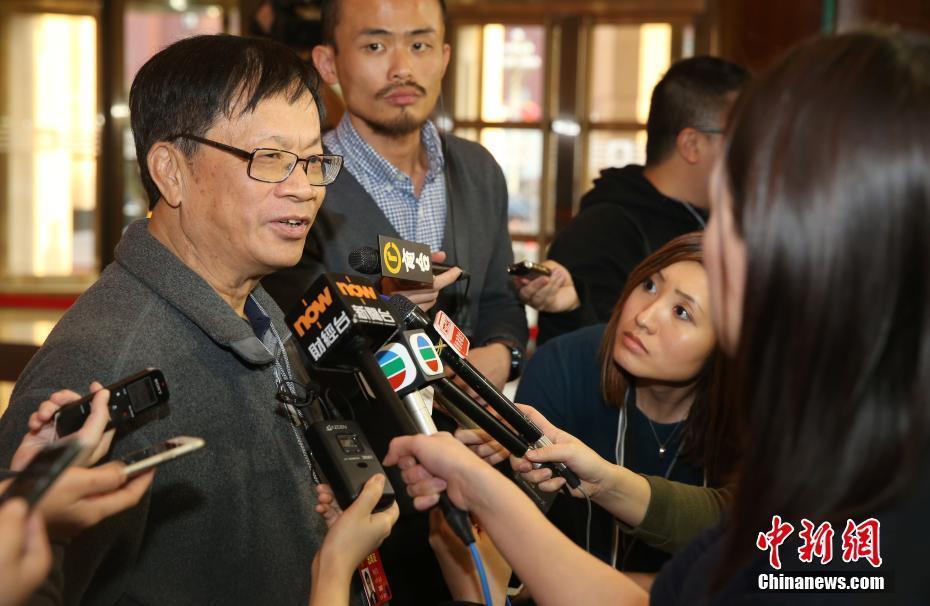 香港特区全国人大代表郑耀棠接受媒体采访