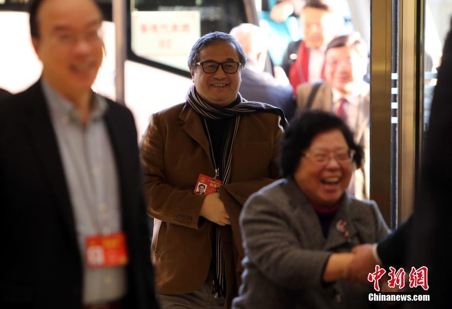 全国人大香港代表团抵达北京