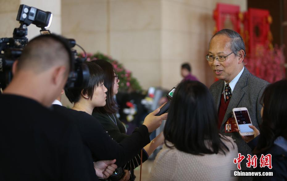 澳门特区全国人大代表李沛霖接受媒体采访
