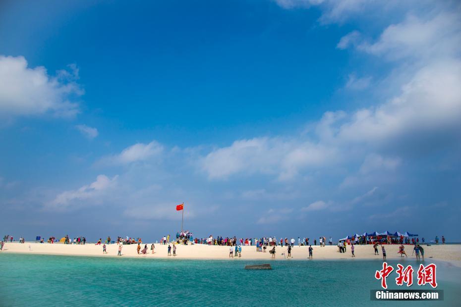 中國(guó)大陸游客登上西沙全富島參加升旗儀式