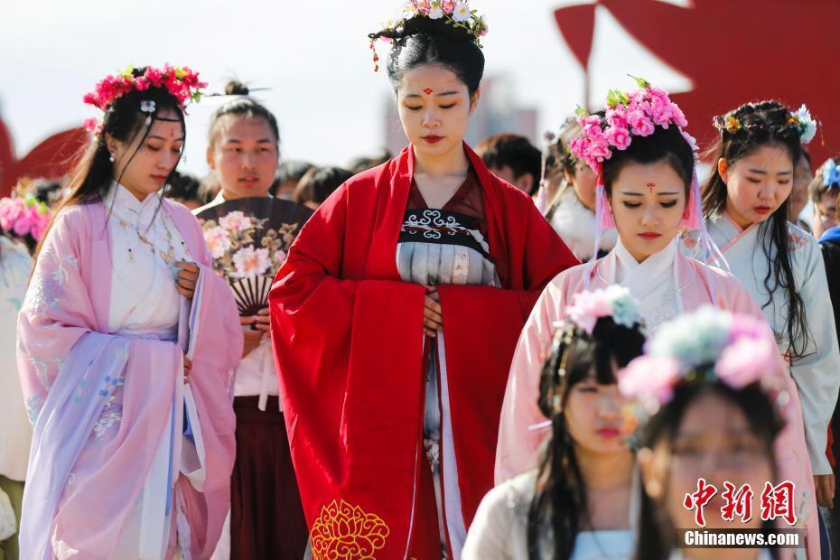 北京漢服愛好者慶祝傳統(tǒng)“花朝節(jié)”