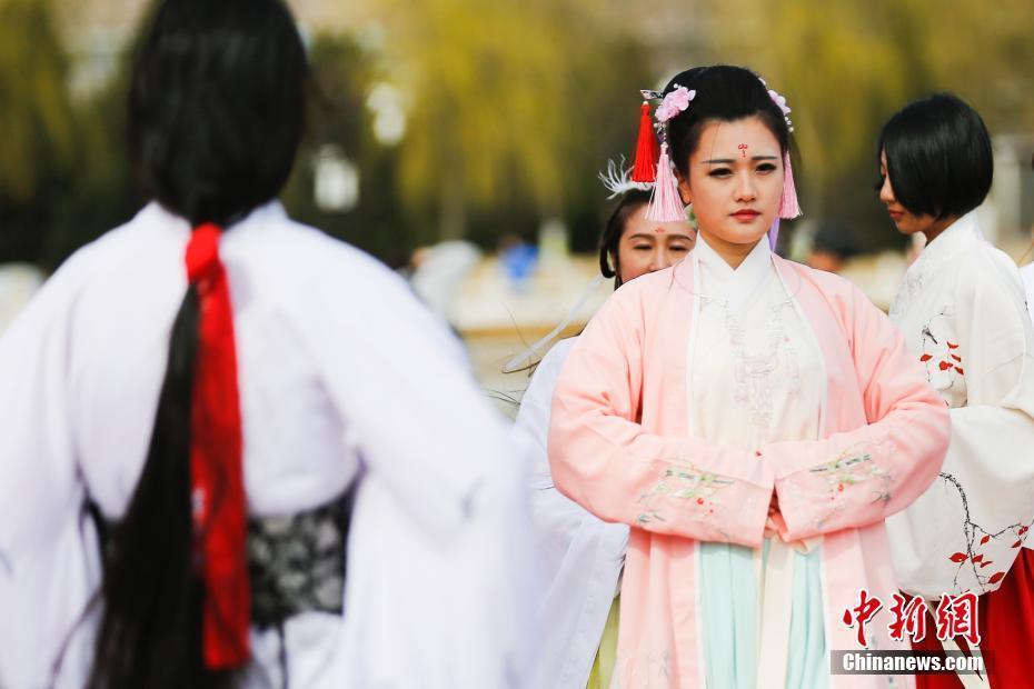 北京漢服愛(ài)好者慶祝傳統(tǒng)“花朝節(jié)”