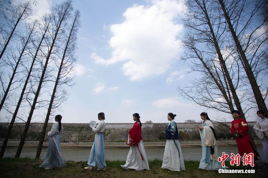 漢服美女走進南京大報恩寺遺址 再現(xiàn)上巳節(jié)古禮