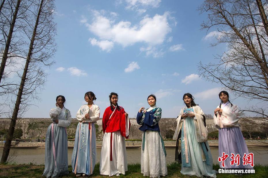 漢服美女走進南京大報恩寺遺址 再現(xiàn)上巳節(jié)古禮