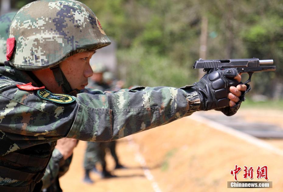 福建武警錘煉特戰(zhàn)官兵一槍斃敵