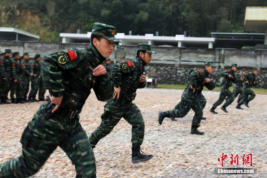 福建武警錘煉特戰(zhàn)官兵一槍斃敵