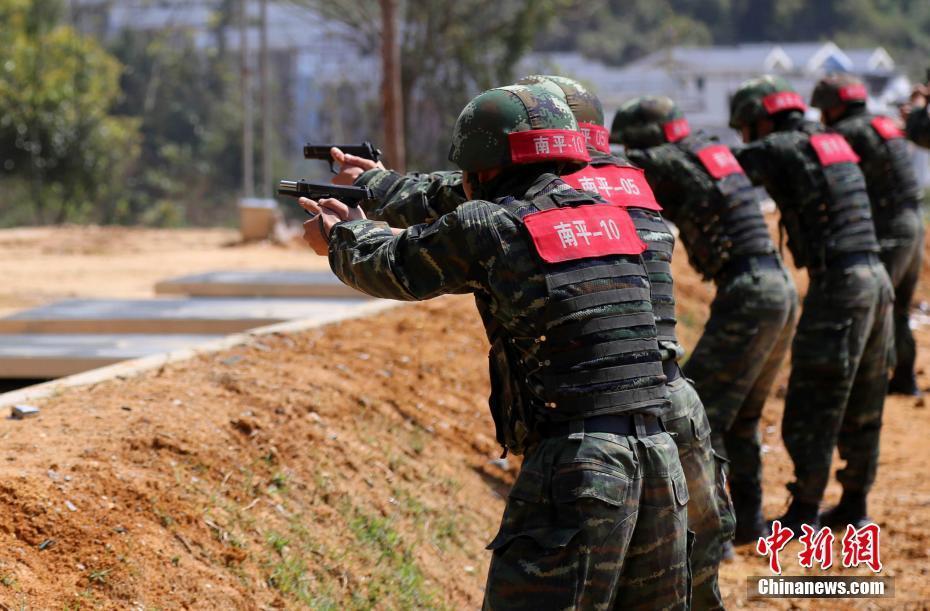 福建武警锤炼特战官兵一枪毙敌