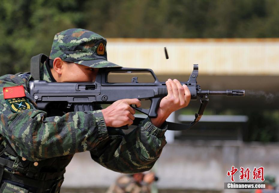 福建武警锤炼特战官兵一枪毙敌