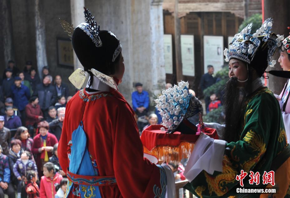 江西農(nóng)家大媽古宗祠里自編自演古裝戲