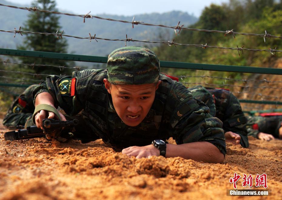 福建武警特戰(zhàn)官兵進行1000米綜合演練