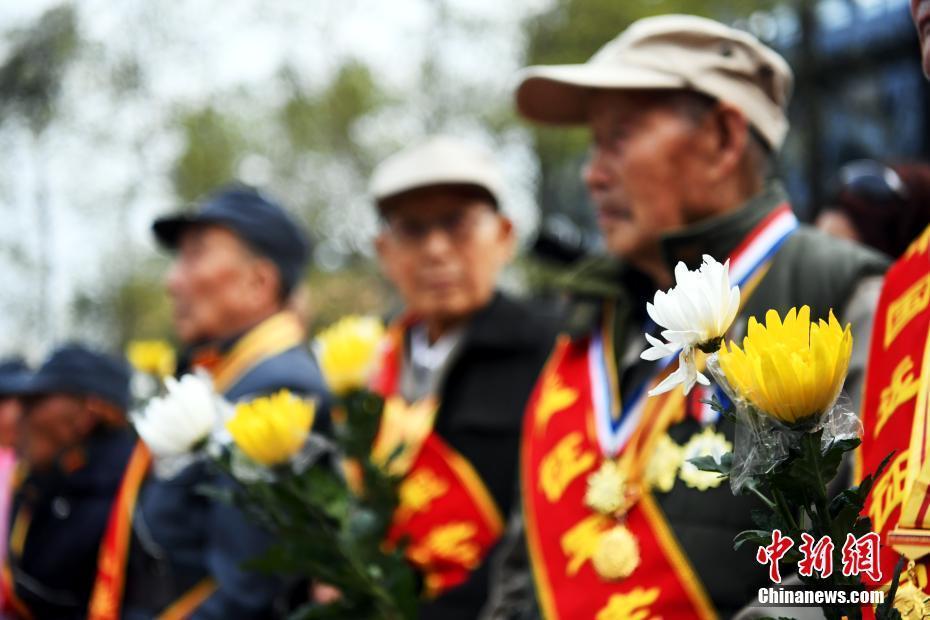 四川抗戰(zhàn)老兵重返昔日戰(zhàn)場 祭奠犧牲戰(zhàn)友