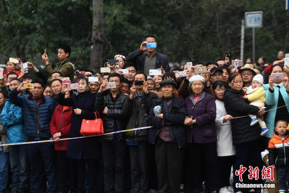 重慶豐都廟會開幕 民眾巡游展現(xiàn)傳統(tǒng)民俗文化