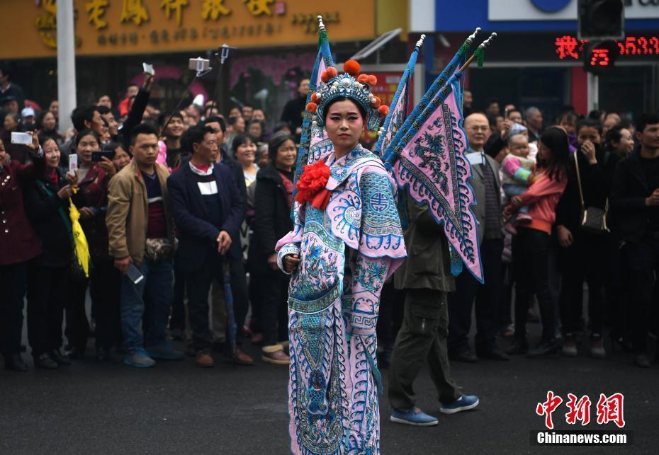 重慶豐都廟會(huì)開幕 民眾巡游展現(xiàn)傳統(tǒng)民俗文化