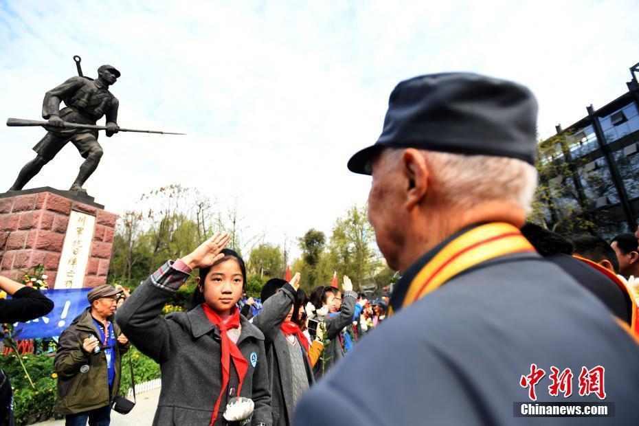 四川抗戰(zhàn)老兵重返昔日戰(zhàn)場 祭奠犧牲戰(zhàn)友