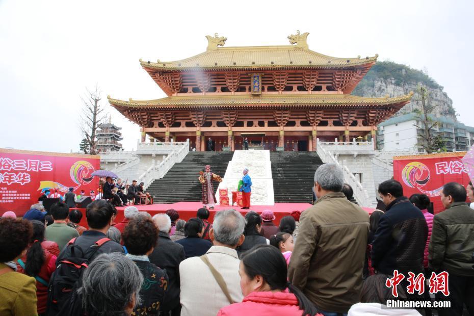 廣西老人組團(tuán)堅守百年彩調(diào)劇 吸引民眾