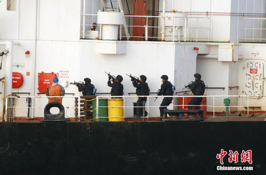 中国海军护航编队营救外籍货船并护送至安全海域