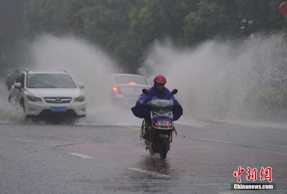 福州突下暴雨 市民艱難出行